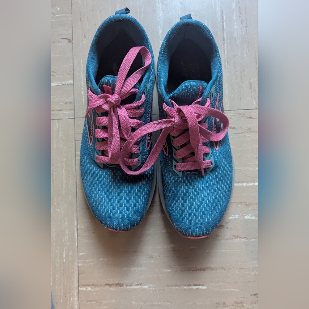 Brooks Levitate 5 Blue and Pink, 9 Medium